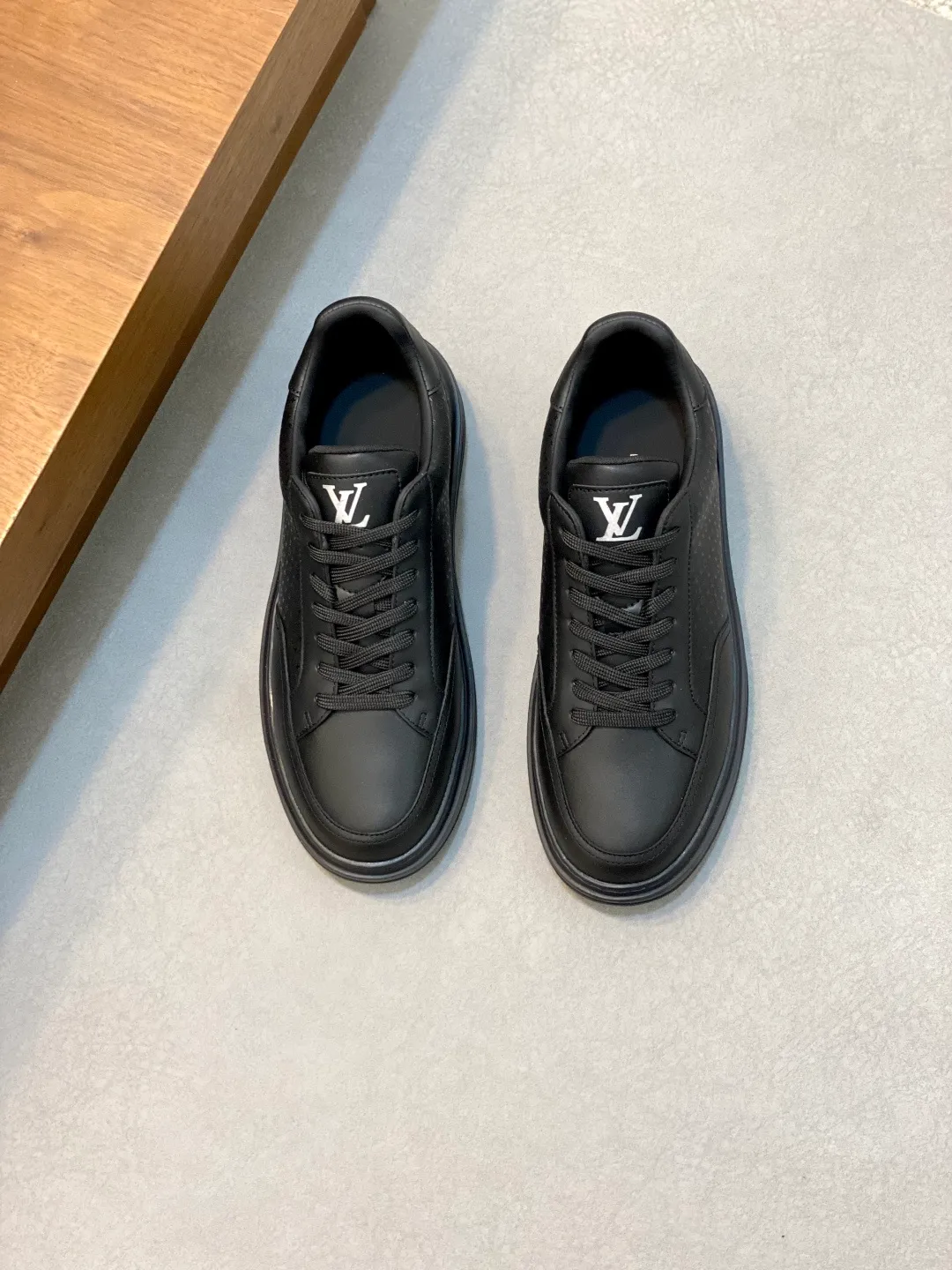 Factory price: 400💰LV🆕 New men's high-end casual sports shoes, using imported first-layer cowhide silk-screened brand lougou, original ultra-light men's shoes 💰u outsole, wear-resistant and comfortable, Monogram lougou embellished rubber outsole, breathable mesh lining, versatile classic style! Size: 38-44 (.45, 46 customized)